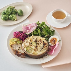 ベビーホタテと芽キャベツ、新玉ねぎのホワイトジンジャーグラタン