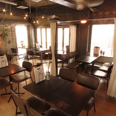 落ち着きのあるお洒落なテーブル席は、女子会にも大人気!