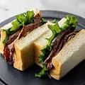 料理メニュー写真 TAKASUI食パン ローストビーフ