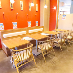 デートやちょっとした飲み会に最適な2名様用テーブル席を4つご用意しています!落ち着いた雰囲気の中で、名古屋名物を味わいながら、親しい人との特別な時間をお楽しみいただけます。気軽にお立ち寄りください♪