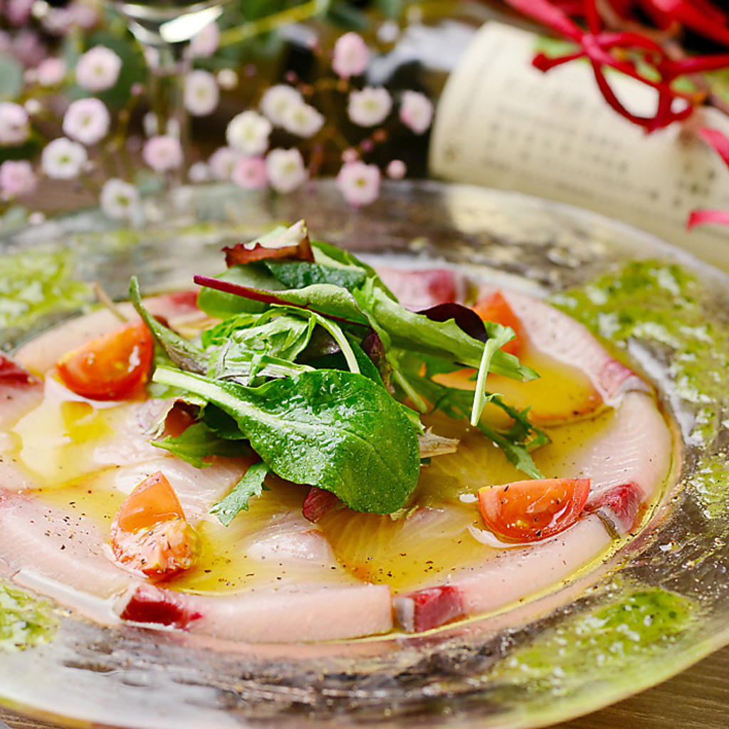 鉄板メニュー以外も豊富！爽やかなカルパッチョもご好評いただいている逸品です。