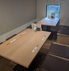 4名テーブルx2。繋げると最大9名様までご利用可能。