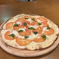 料理メニュー写真&nbsp;M'zのマルゲリータ仕立てのピザ