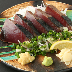 絶品！藁焼き”鰹のたたき”藁で一気に焼き上げ旨味を凝縮！一度食べると忘れられない龍馬自慢の一品です♪の写真