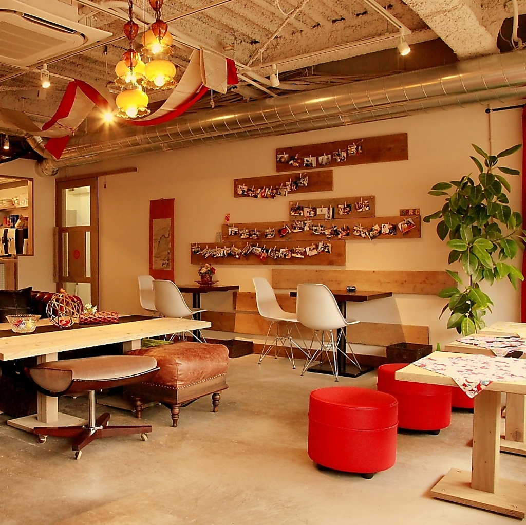 【オシャレ★】アンティークの赤いソファ ー京都と、異国のアンティークが入り混じった空間