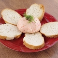 料理メニュー写真 サーモンとクリームチーズのムース カリカリバゲット添え