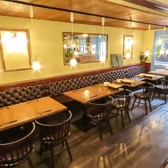 少人数グループでのご来店にぴったりな4名様用テーブル席もご用意しています。お友達同士でのカジュアルな飲み会におすすめ◎