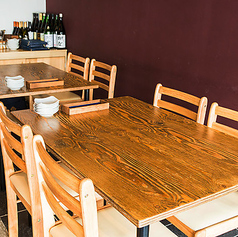 【気の合う仲間と】気の合う仲間と楽しむのに最適な4名様テーブルをご用意しています◎温かみのある空間で、楽しい会話と美味しい料理を囲みながら、心地よいひと時をお過ごください♪