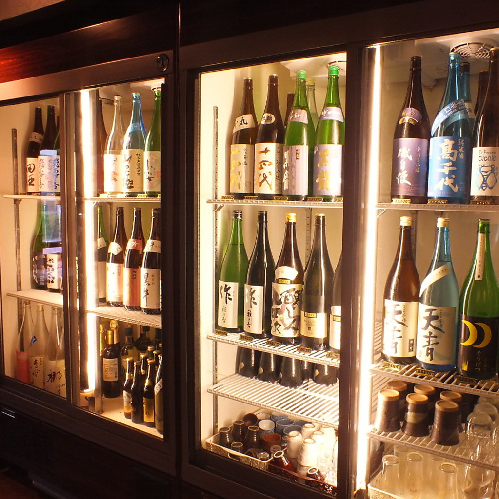 こだわりの日本酒は季節もの合わせて常時30本から45本ほど取り揃えております。
