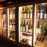 こだわりの日本酒は季節もの合わせて常時30本から45本ほど取り揃えております。