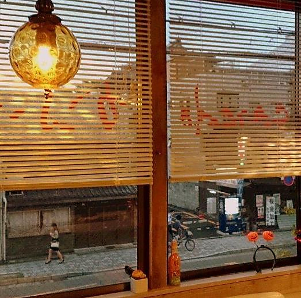 【大人気♪】七条通りが見える窓際席はお一人様にも♪時間を忘れて心ゆくまでゆっくりして頂けます。