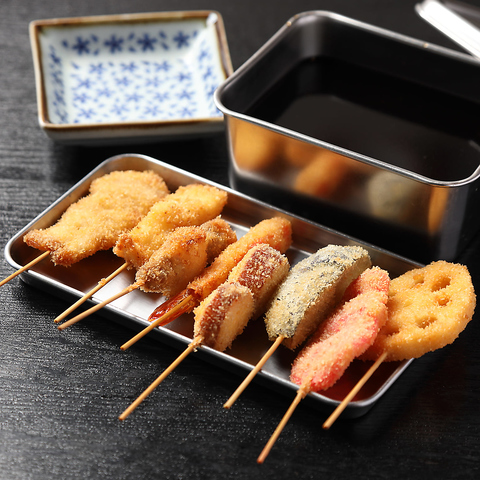 鶴橋の紅生姜と直送豚肉の串カツが自慢。鶴橋仕入れの牛すじやポテサラも充実！