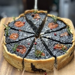 一部のコースにて。イカスミと海の幸たっぷりのキッシュ！