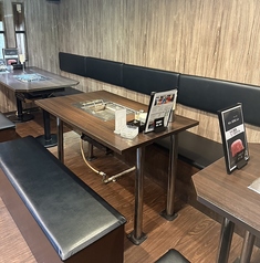 6名様までご利用いただけるテーブル席もご用意しております。広々とした空間で、ご家族での食事や友人との飲み会、会社の同僚との会食など、様々なシーンでゆったりとお過ごしいただけます。美味しいお肉と豊富なドリンクを囲んで、会話も弾むこと間違いなし。寛ぎの空間で、記憶に残る楽しいひとときをお過ごしください。