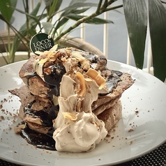 ビターチョコレート生地とビターチョコホイップのパンケーキ