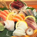 鮮魚は毎日入荷しております！新鮮なお刺身の盛り合わせ～当日おススメの単品メニューをいただけます