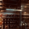 【ワインセラー完備！】約80種の種類豊富なお酒を取り揃えており、ウィスキーやワイン、焼酎など種類豊富なお酒をご用意！ワインは赤、白、ロゼ、そしてスパークリングワインやシャンパンなどございます。お食事とのペアリングをお楽しみください◎