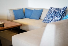 ゆったりと過ごせるソファ席