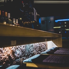 お１人でも気軽に立ち寄れるカウンター席。ワイン・焼酎・日本酒すべてが量り売りなので、ご利用用途に合わせて利用しやすいお席です。