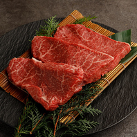 世界に誇る数多の黒毛和牛から30年超の職人が目利き。