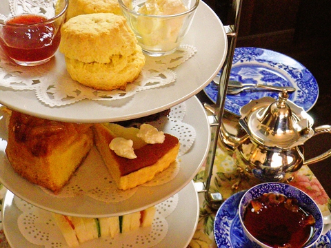 まるでイギリスのティーハウスを訪れたような英国風カフェ。様々な紅茶を楽しもう！