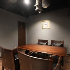 【4名様ソファー席】グレーの壁のオシャレな空間でお食事をお愉しみください。お酒との相性抜群のコース料理をご提供しております。ご友人や同僚とお好みのお酒を片手にご歓談ください★駅近なのでお店集合もしやすい♪