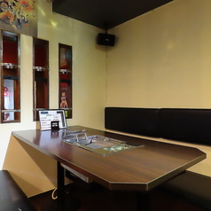 ご家族や親しいご友人との食事に最適な4名様用テーブル席を1卓ご用意しております。ゆったりとした空間で、厳選された上質なお肉や新鮮な海鮮料理を心ゆくまでお楽しみくださいませ。プライベートな時間を大切にしたい方にもおすすめのお席となっております。美味しい料理を囲んで、楽しいひとときをお過ごしください。