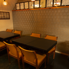4名テーブル横にはカーテンがあるため隣との会話が気になりません。ご家族と団らん、同僚と飲み会、女子会などなどいろいろなシーンでご利用いただけます。