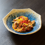 女将特製の手作りおばんざいを提供。ほっと心和む味にくつろぐ、憩いのひとときをお過ごしください。