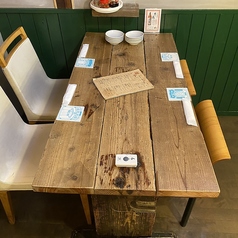【2階】昭和レトロな雰囲気漂う店内は、カウンター・テーブル席をご用意しております!