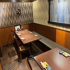 【河辺駅からすぐの好立地】扉付きのテーブル個室席は、プライベート空間を演出します◎デートやご夫婦でのお食事、お仕事仲間との飲み会など少人数でお気軽にご利用いただけます。食事をしながらゆっくり語り合えます！