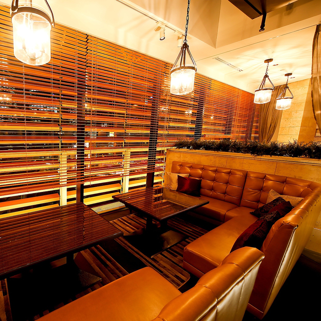 夜景の見えるゆったりソファー席もおすすめ！最大8名様までご利用いただけます。ご予約はお早めに。