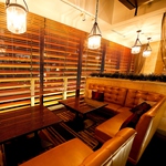 夜景の見えるゆったりソファー席もおすすめ！最大8名様までご利用いただけます。ご予約はお早めに。