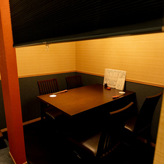【2名様～すだれ半個室】すだれで仕切りられたプライベート空間。接待や会食、お祝いなど各種場面で幅広くご活用いただけます。温かみを感じさせる和空間でリラックスした時間を過ごしください。