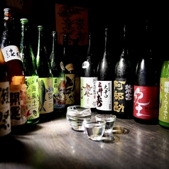 炉端焼きやおでんによりそう銘酒を多数ご用意。