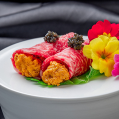 《ウニと黒毛和牛のとろける食感が堪らない！仙匠名物牛トロのウニ巻き》の写真