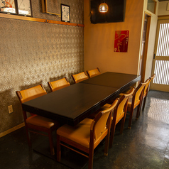 【最大12名様までご利用可能なテーブル席】3卓を繋げて最大12名までご利用可能。ご会食やご宴会にも最適な上質空間です。