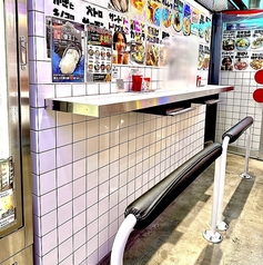 ハイチェアのカウンター席立ち飲みのような雰囲気のカウンター席