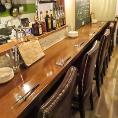 6名様まで座れるカウンター席をご用意しています。お一人様もお気軽にお越しください。ご来店お待ちしております。