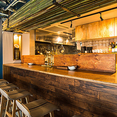 【ひとりでゆっくりしたい】おひとり様大歓迎のカウンター席です。暖かな雰囲気の中、気軽にリラックスした時間を過ごせます。おひとりでも心地よい空間をご用意しています♪