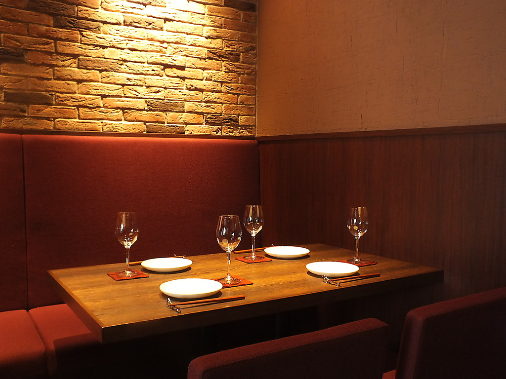 カジュアルにフレンチを愉しむ…テーブル席は初めての方でも入りやすい雰囲気です☆