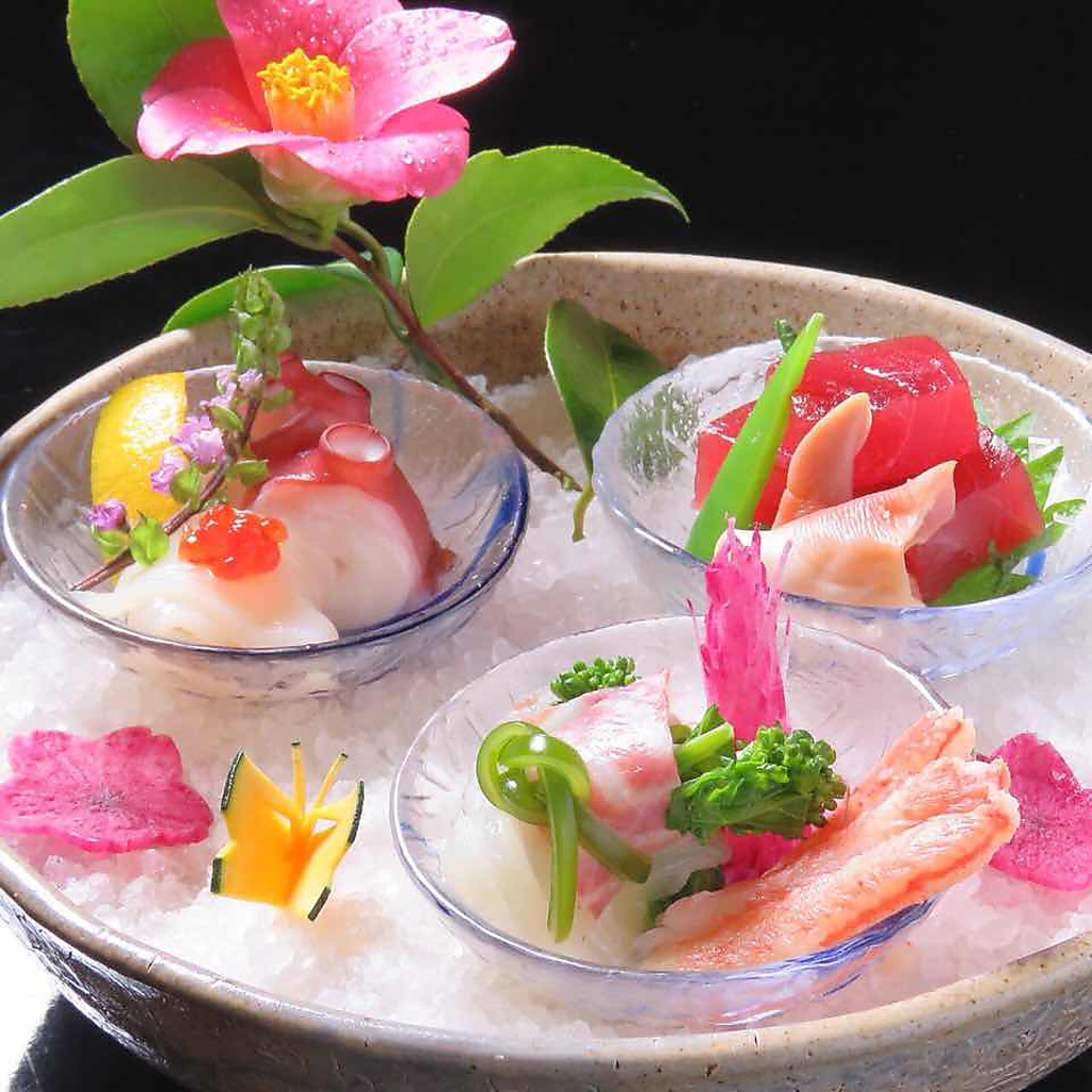 繊細な盛付けが目にも美味しい…。本日入荷している旬食材は、お気軽にお問い合わせください。