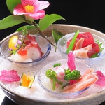 繊細な盛付けが目にも美味しい…。本日入荷している旬食材は、お気軽にお問い合わせください。