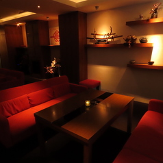 心地よいソファー席が魅力の空間で特別なひとときをお過ごしください。落ち着いた雰囲気の中、友人や同僚との宴会に最適な個室も完備しています。リラックスしながら美味しい料理を楽しむことができ、思い出に残る時間を提供します。おしゃれなインテリアとともに心温まるサービスでお迎えいたします。ぜひご利用ください。