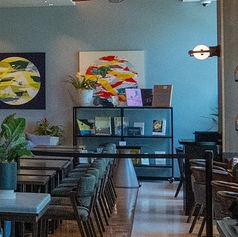 【ソファー席　3名様掛け×2席】ゆったりと読書や音楽、カフェメニューをお楽しみいただけるお席です！豊富なメニューの中からお食事や香り高いコーヒーをお楽しみいただけます！