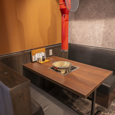 【4人テーブル席】カジュアルに焼肉を楽しむのにぴったりで、友達同士や家族での食事にも最適♪1台ずつ設置された焼き台で、自分たちのペースで焼きながらわいわい楽しめる雰囲気です。テーブルの連結も可能なので、少人数でも自由にレイアウトを変えて利用できます◎