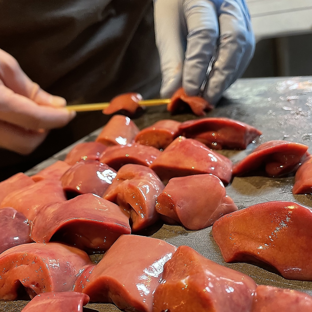 当店は、築地の老舗「鳥藤」より、朝捌きの新鮮な鶏肉を入荷しております。