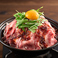 養老乃瀧を語る上で欠かせないロングセラー!柔らかい牛肉と玉ねぎを、特製の甘辛いタレでじっくりと煮込んだ奥深い味わいが特徴です。一口食べれば、どこか懐かしくホッとする美味しさが口いっぱいに広がります。お酒のアテにはもちろ