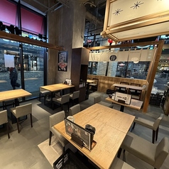 会社帰りの飲み会、ファミリー・友人との食事、サクッとちょい飲み、どんなシーンでも利用しやすい快適空間。