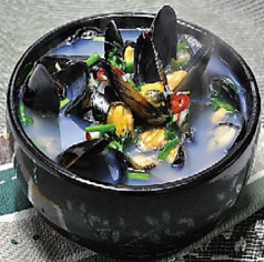 山盛りムール貝のスープ